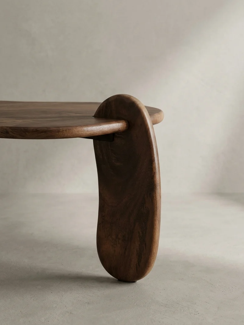 Couchtisch in Walnussfarbe aus Mangoholz Massiv, Niedriges Dreibein-Design, Organisch, 78x78x39.5cm