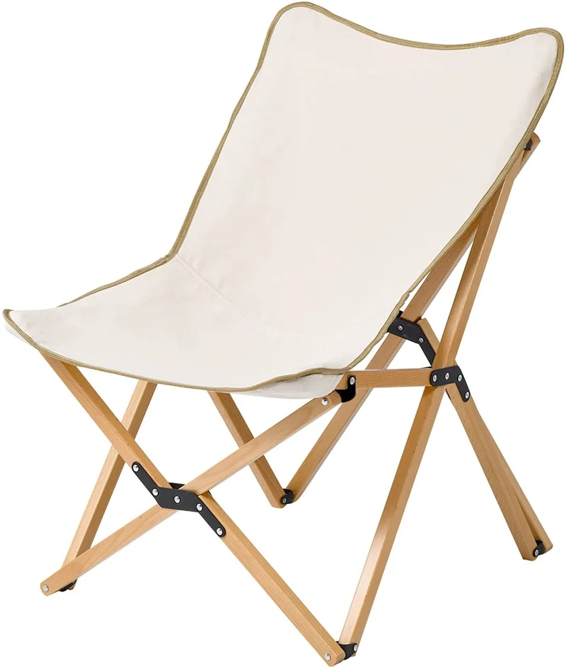Klappbarer Schmetterlingsstuhl aus Holz im Freien