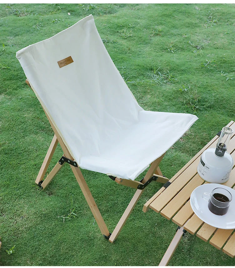 Klappbarer Schmetterlingsstuhl aus Holz im Freien