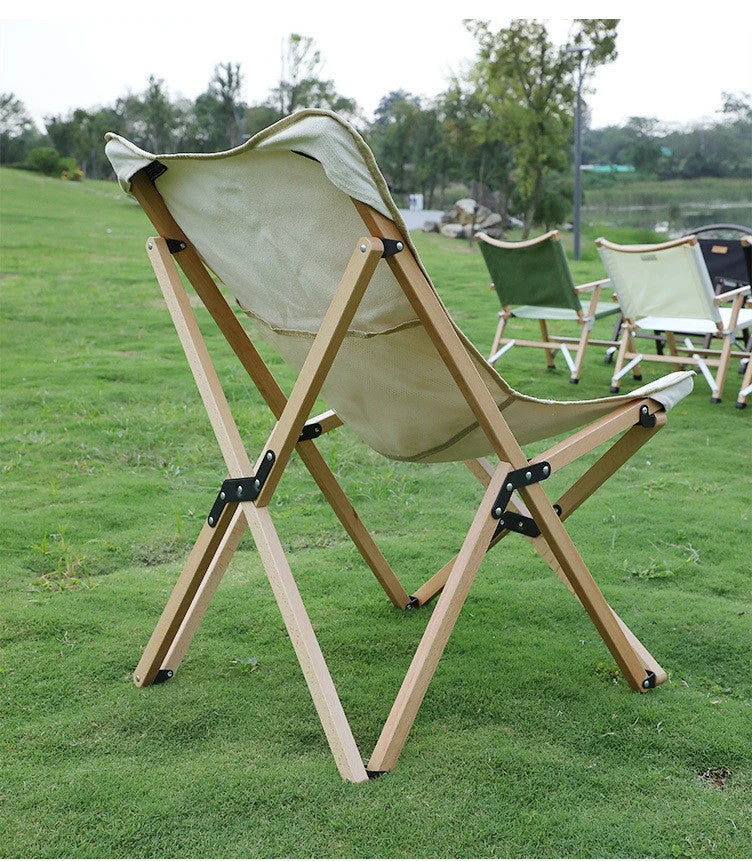 Klappbarer Schmetterlingsstuhl aus Holz im Freien