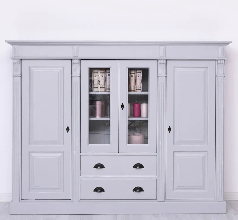Wohnschrank aus Massivholz im Landhausstil mit Türen und Schubladen