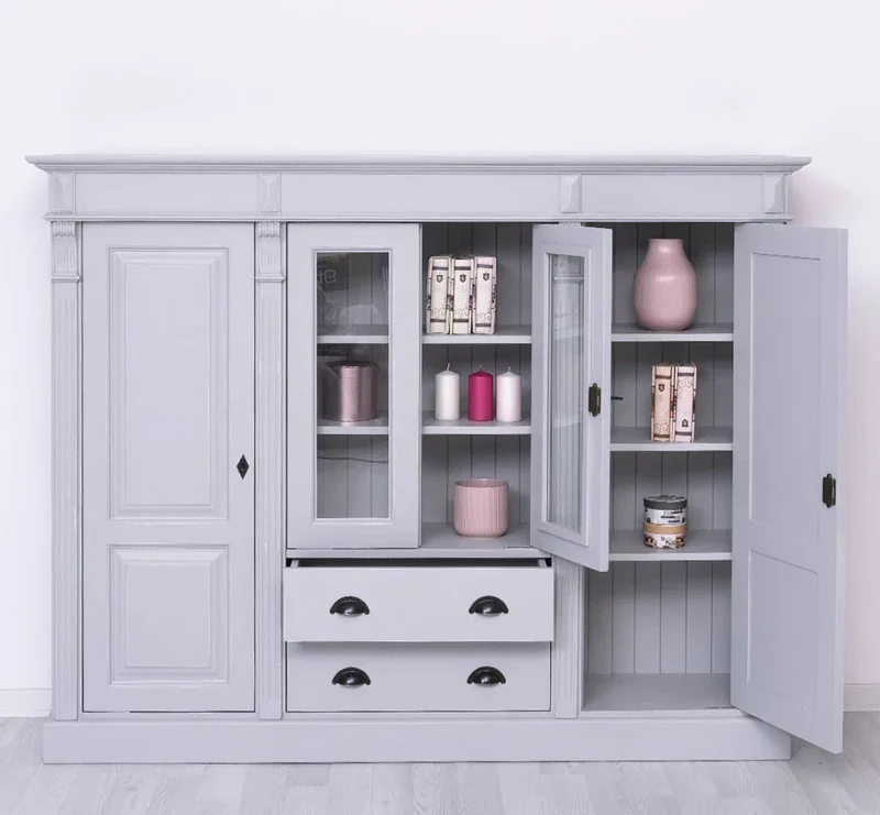 Wohnschrank aus Massivholz im Landhausstil mit Türen und Schubladen