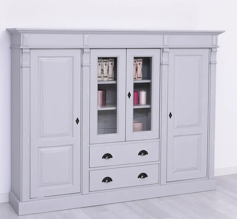 Wohnschrank aus Massivholz im Landhausstil mit Türen und Schubladen