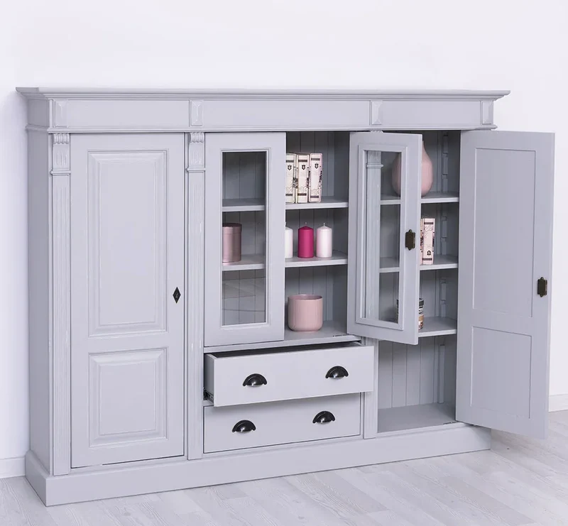Wohnschrank aus Massivholz im Landhausstil mit Türen und Schubladen