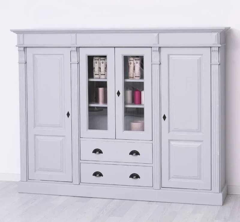 Wohnschrank aus Massivholz im Landhausstil mit Türen und Schubladen