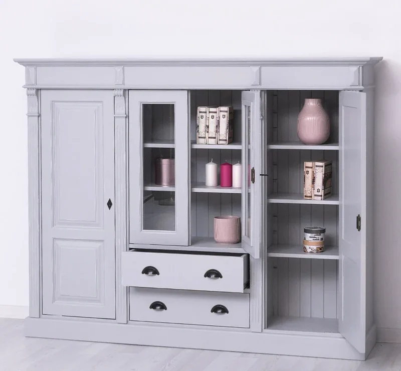 Wohnschrank aus Massivholz im Landhausstil mit Türen und Schubladen