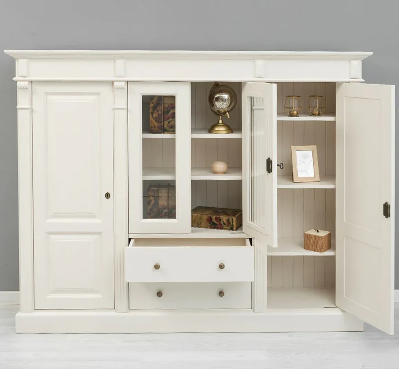 Wohnschrank aus Massivholz im Landhausstil mit Türen und Schubladen