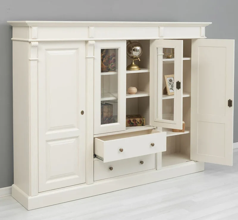 Wohnschrank aus Massivholz im Landhausstil mit Türen und Schubladen