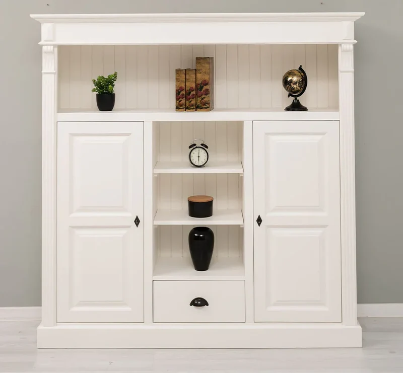 Highboard aus Massivholz im Landhausstil mit Ornamenten