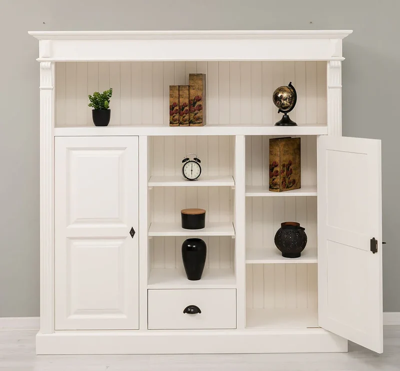 Highboard aus Massivholz im Landhausstil mit Ornamenten