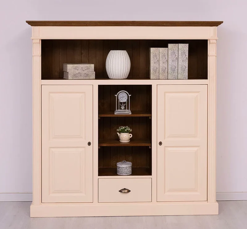 Highboard aus Massivholz im Landhausstil mit Ornamenten