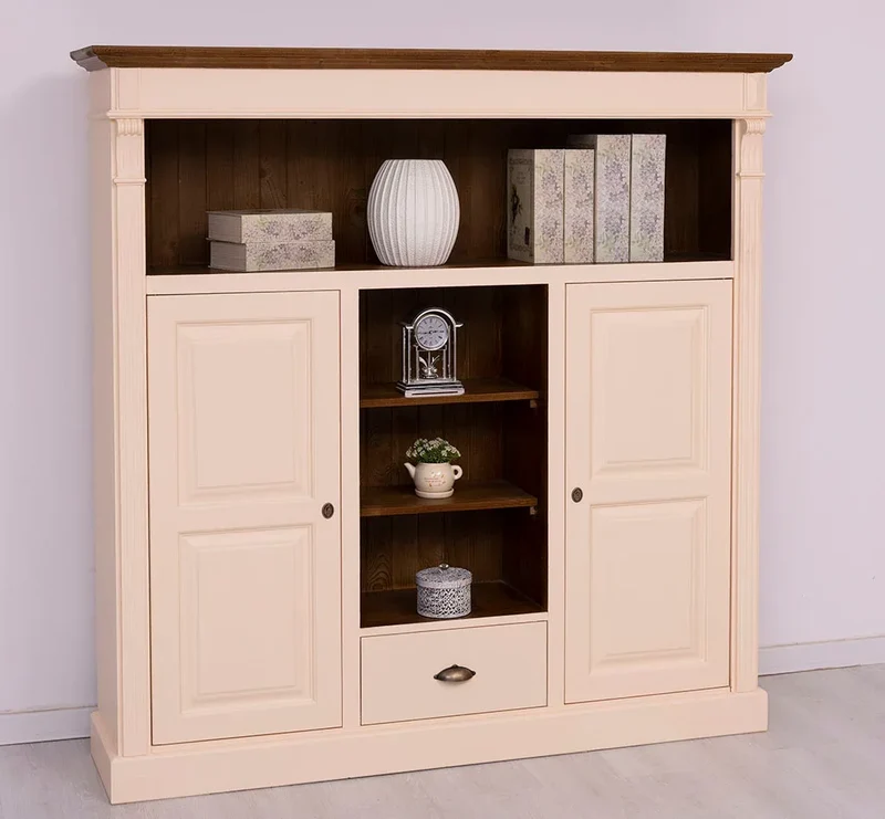 Highboard aus Massivholz im Landhausstil mit Ornamenten