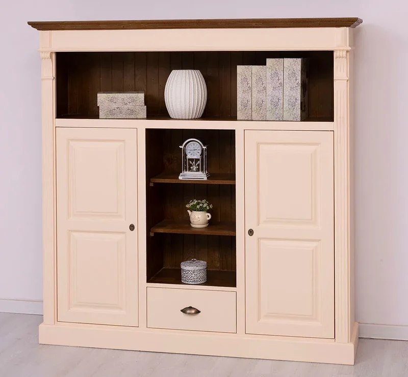 Highboard aus Massivholz im Landhausstil mit Ornamenten