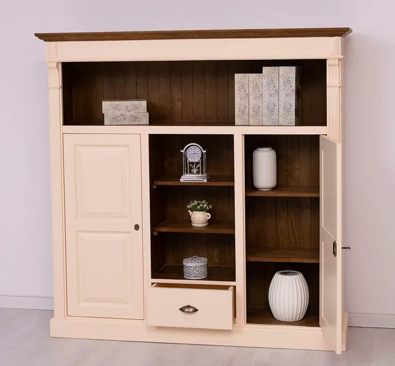 Highboard aus Massivholz im Landhausstil mit Ornamenten