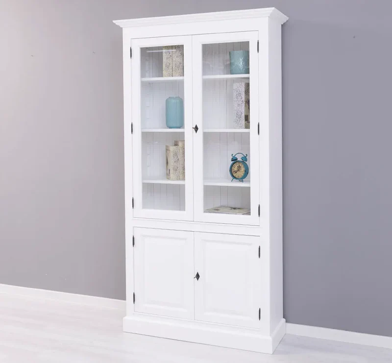 Vitrinenschrank aus Massivholz mit vier Regalböden