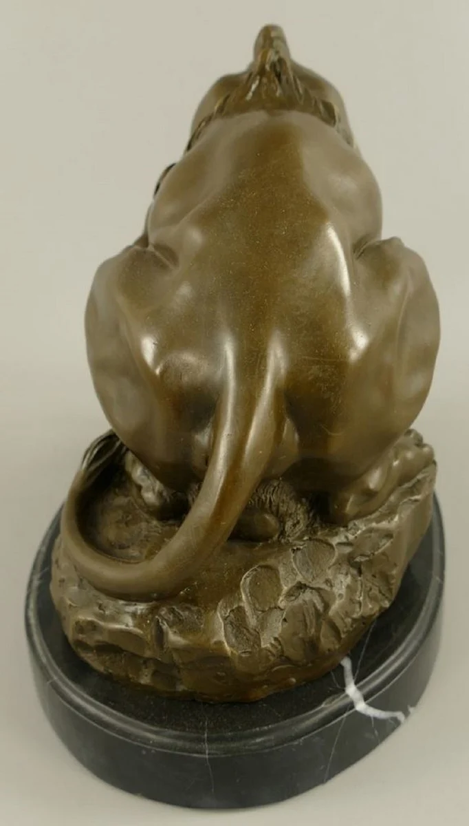 Casa Padrino Luxus Bronze Deko Skulptur Löwe und Schlange Bronze / Schwarz 30 x 19 x H. 24 cm - Bronze Deko Figur - Schreibtisch Deko - Deko Accessoires - Luxus Accessoires
