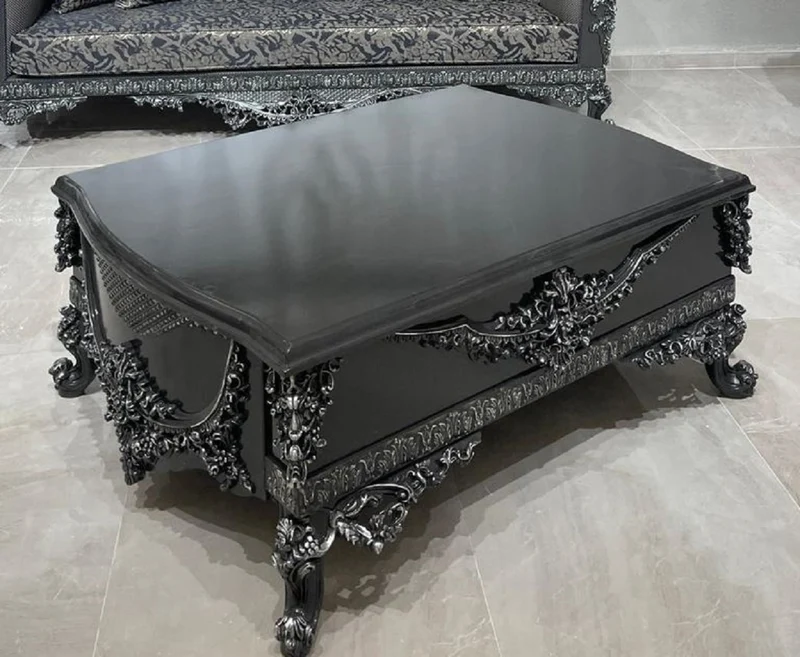 Casa Padrino Luxus Barock Wohnzimmer Set Grau / Silber - 2 Barock Sofas & 2 Barock Sessel & 1 Barock Couchtisch - Luxus Wohnzimmer Möbel im Barockstil - Barock Möbel - Edel & Prunkvoll