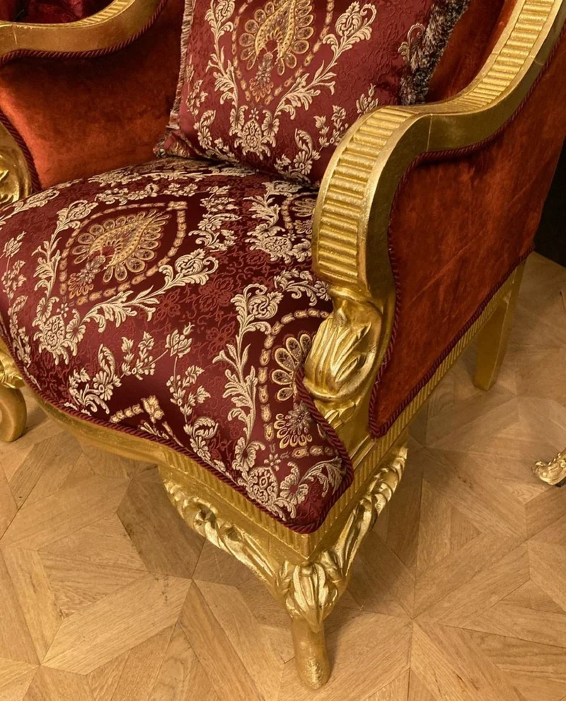 Casa Padrino Luxus Barock Ohrensessel mit dekorativem Kissen Rot / Bordeauxrot Muster / Gold - Luxus Wohnzimmer Sessel im Barockstil - Barock Möbel - Barock Einrichtung - Edel & Prunkvoll