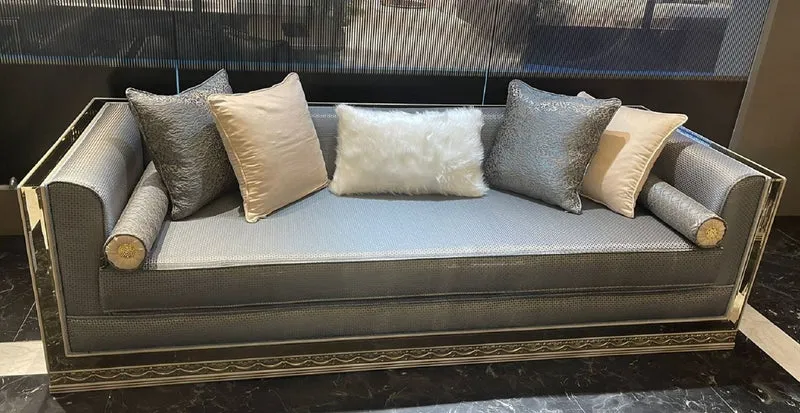 Casa Padrino Luxus Art Deco Sofa Hellblau / Silber / Creme - Verspiegeltes Wohnzimmer Sofa - Wohnzimmer Möbel - Art Deco Möbel - Luxus Möbel - Art Deco Einrichtung - Luxus Einrichtung