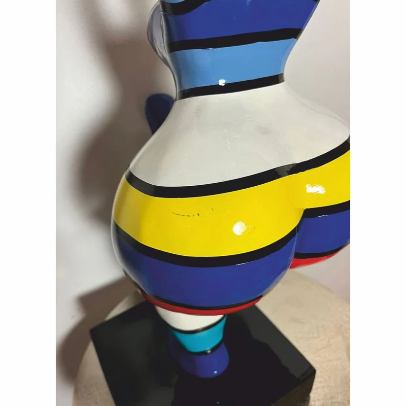 Casa Padrino Deko Figur Frau beim Sport Bunt mit Streifen H. 48 cm - Ausstellungsstück