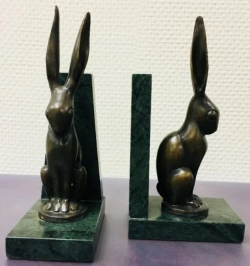 Casa Padrino Luxus Buchstützen 2er Set Bronze Hasen 9 x 13 x H. 24 cm - Deko Bronzefiguren mit Marmorsockel