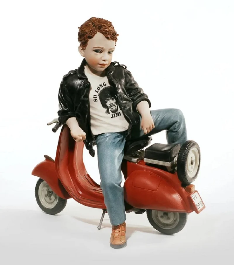 Casa Padrino Porzellan Deko Skulptur Junge mit Roller H. 29 cm - Made in Italy