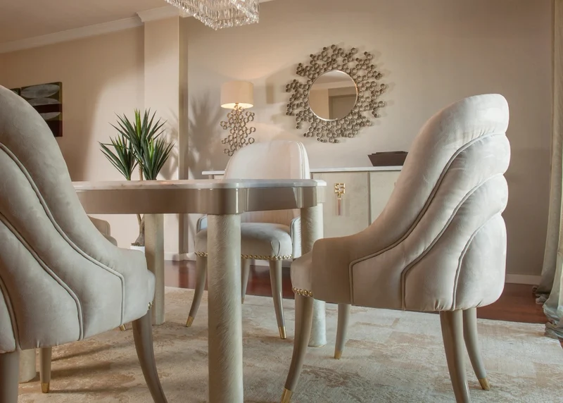 Casa Padrino Luxus Esszimmer Set Cremefarben / Taupe / Grau / Gold - 1 Marmor Esstisch & 4 Esszimmerstühle mit edlem Samtstoff - Luxus Esszimmer Möbel - Luxus Qualität - Made in Italy