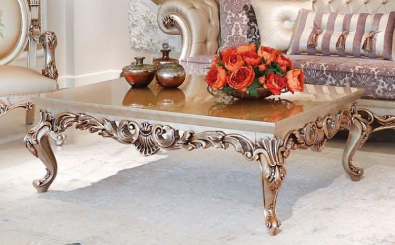 Casa Padrino Luxus Barock Wohnzimmer Set Lila / Creme / Beige / Kupferfarben - 2 Sofas & 2 Sessel & 1 Couchtisch mit Glasplatte - Wohnzimmer Möbel im Barockstil - Edel & Prunkvoll