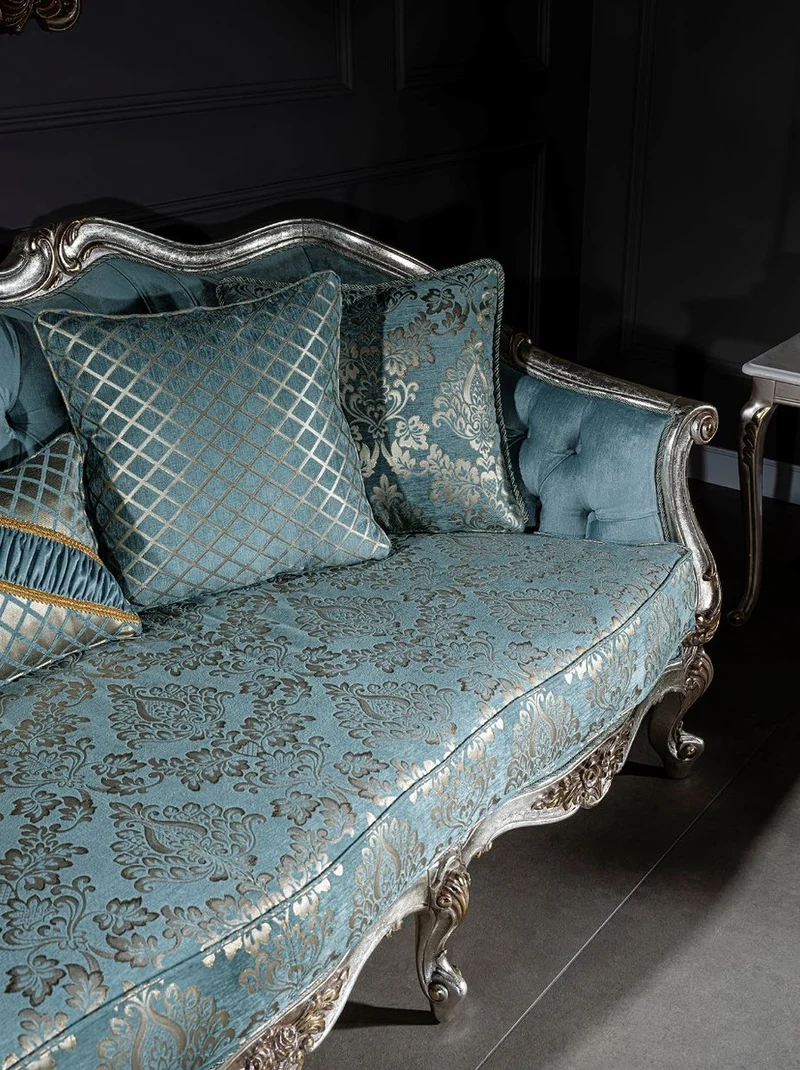 Casa Padrino Luxus Barock Sofa Hellblau / Silber / Gold 238 x 85 x H. 106 cm - Wohnzimmer Sofa mit elegantem Muster und dekorativen Kissen - Barock Wohnzimmer Möbel