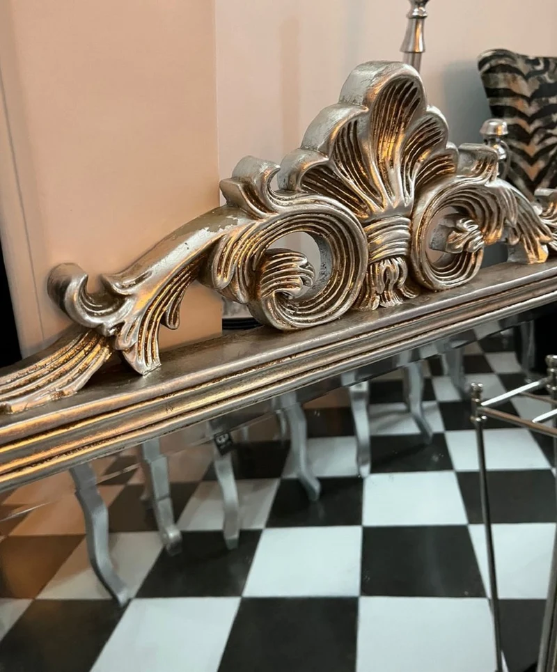 Casa Padrino Barock Spiegel Silber - Handgefertigter Wandspiegel mit eleganten Verzierungen - Prunkvoller Barockstil Wandspiegel - Barock Garderoben Spiegel - Barock Möbel - Edel & Prunkvoll