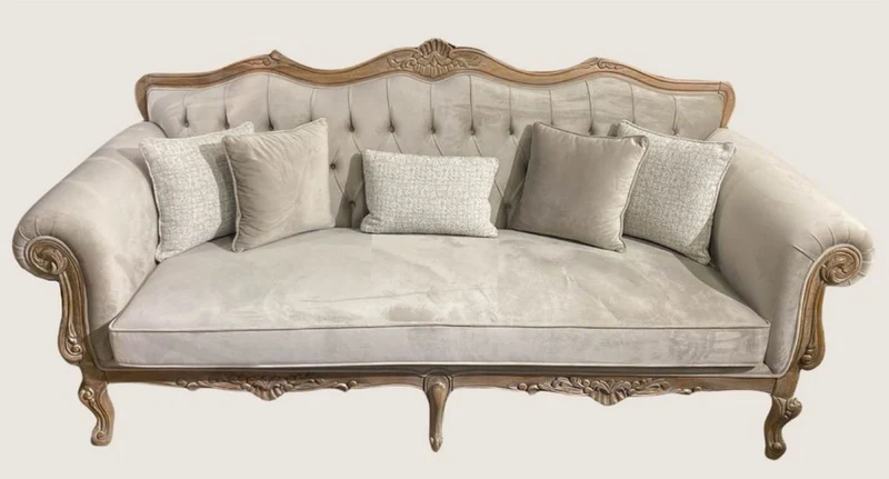 Casa Padrino Luxus Barock Samt Sofa Grau / Naturfarben - Prunkvolles Wohnzimmer Sofa - Barockstil Wohnzimmer Möbel - Luxus Möbel im Barockstil - Barock Einrichtung - Edel & Prunkvoll