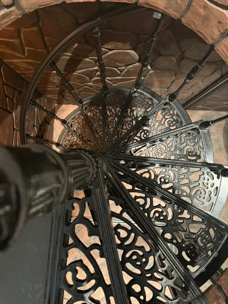 Casa Padrino Gusseisen Wendeltreppe Schwarz Ø 133 x H. 304 cm - Rustikale Spiraltreppe mit 15 Stufen - Massive Gusseisen Treppe