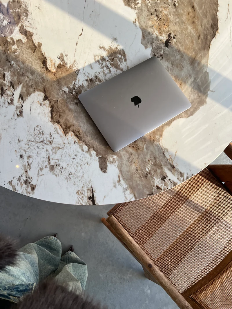 Japandi Eettafel Luma Keramisch Tafelblad Wit/Walnootbruin – Ø120x76 cm