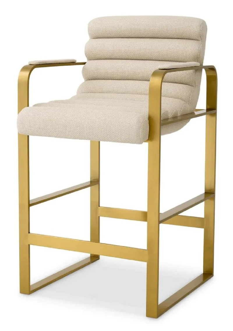 Casa Padrino Luxus Barstuhl mit Armlehnen Sandfarben / Messing 53,5 x 57 x H. 96,5 cm - Gepolsterter Edelstahl Barhocker - Bar Möbel - Luxus Möbel - Luxus Qualität