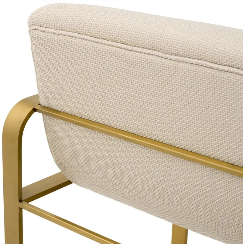 Casa Padrino Luxus Barstuhl mit Armlehnen Sandfarben / Messing 53,5 x 57 x H. 96,5 cm - Gepolsterter Edelstahl Barhocker - Bar Möbel - Luxus Möbel - Luxus Qualität