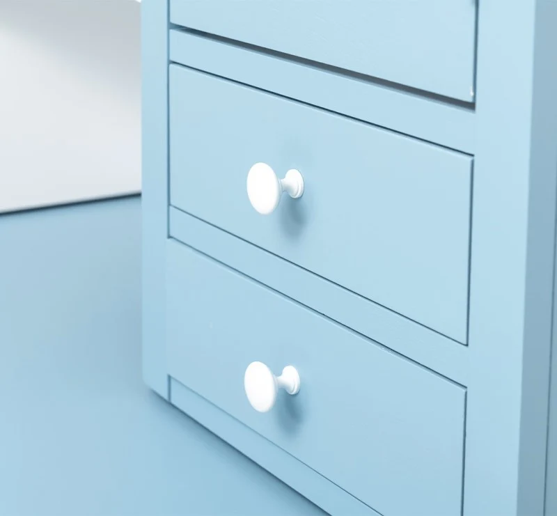 Küchen- und Buffetschrank aus massiver Eiche im Landhausstil in vielen Farben