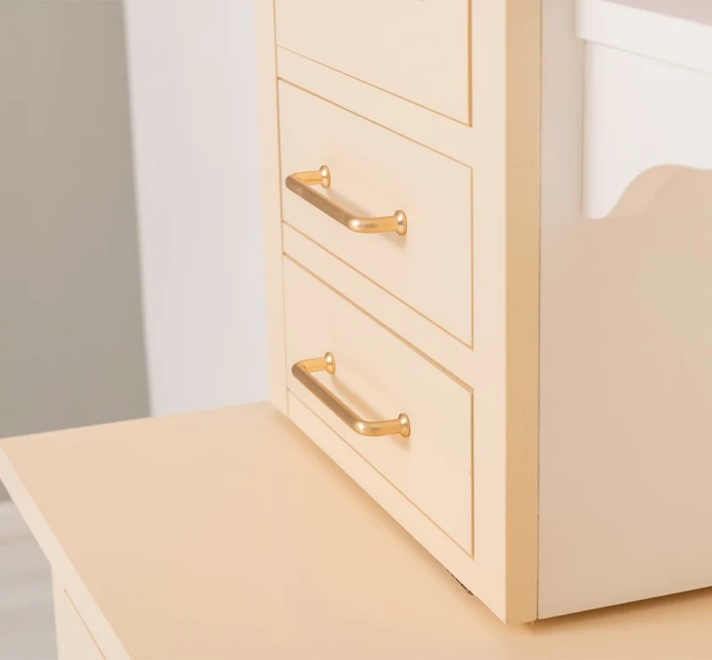 Küchen- und Buffetschrank aus massiver Eiche im Landhausstil in vielen Farben