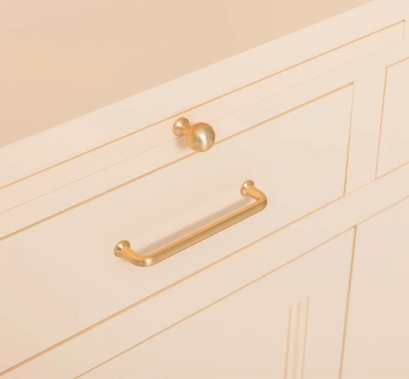 Küchen- und Buffetschrank aus massiver Eiche im Landhausstil in vielen Farben