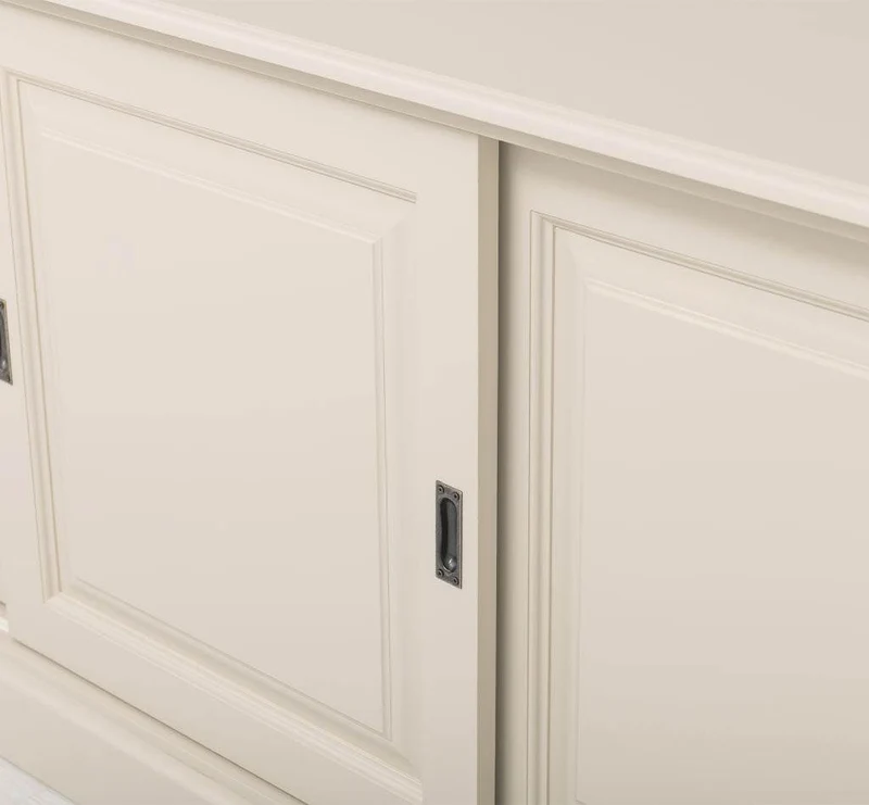 Großes Massivholz- Sideboard mit drei Schiebetüren - Lowboard