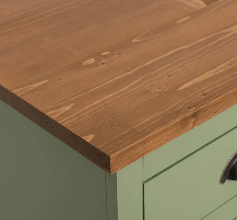 Viertüriges Sideboard aus Massivholz im Landhausstil