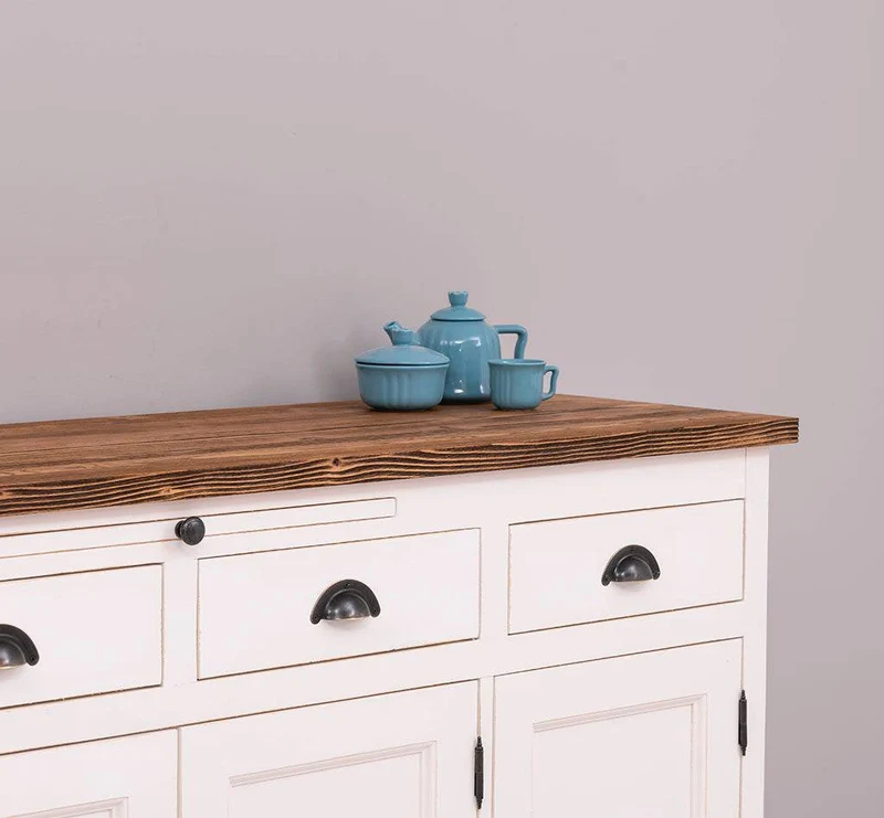Viertüriges Sideboard aus Massivholz im Landhausstil