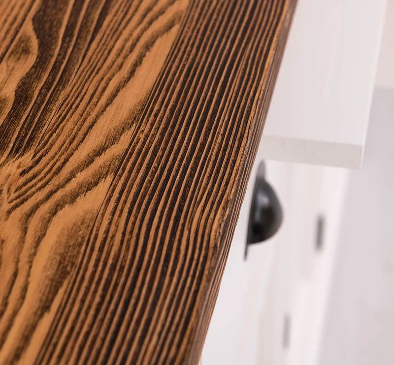 Viertüriges Sideboard aus Massivholz im Landhausstil
