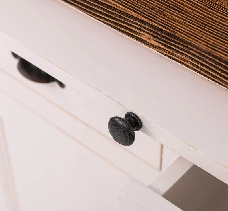 Viertüriges Sideboard aus Massivholz im Landhausstil