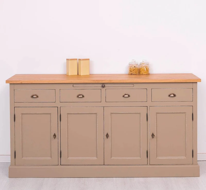 Viertüriges Sideboard aus Massivholz im Landhausstil