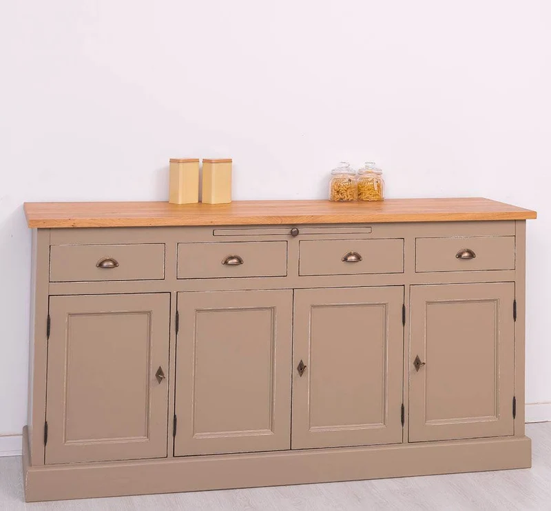 Viertüriges Sideboard aus Massivholz im Landhausstil