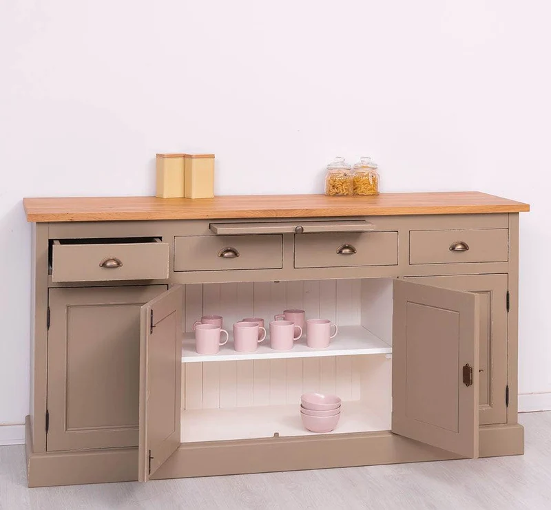 Viertüriges Sideboard aus Massivholz im Landhausstil