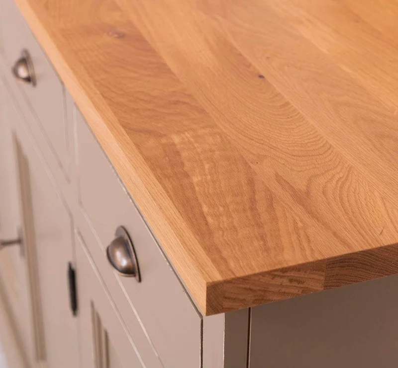Viertüriges Sideboard aus Massivholz im Landhausstil