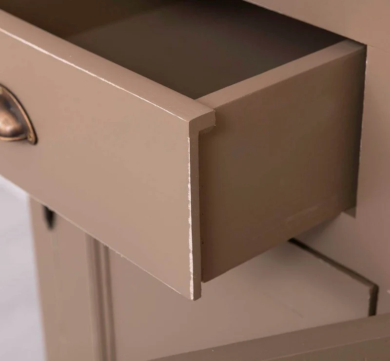 Viertüriges Sideboard aus Massivholz im Landhausstil