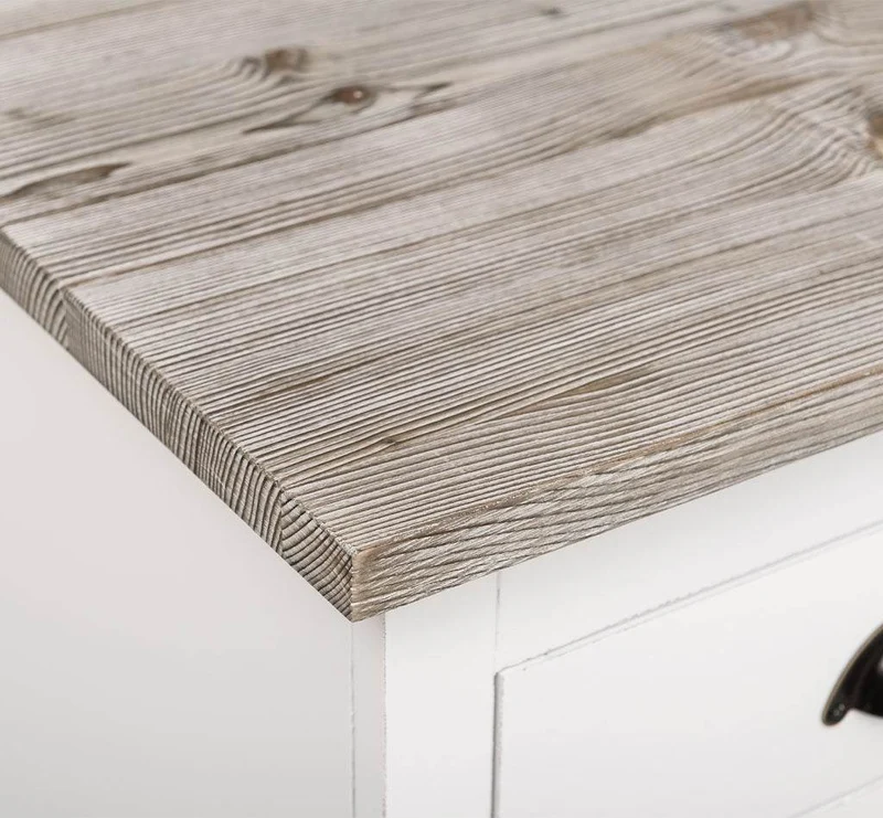 Viertüriges Sideboard aus Massivholz im Landhausstil