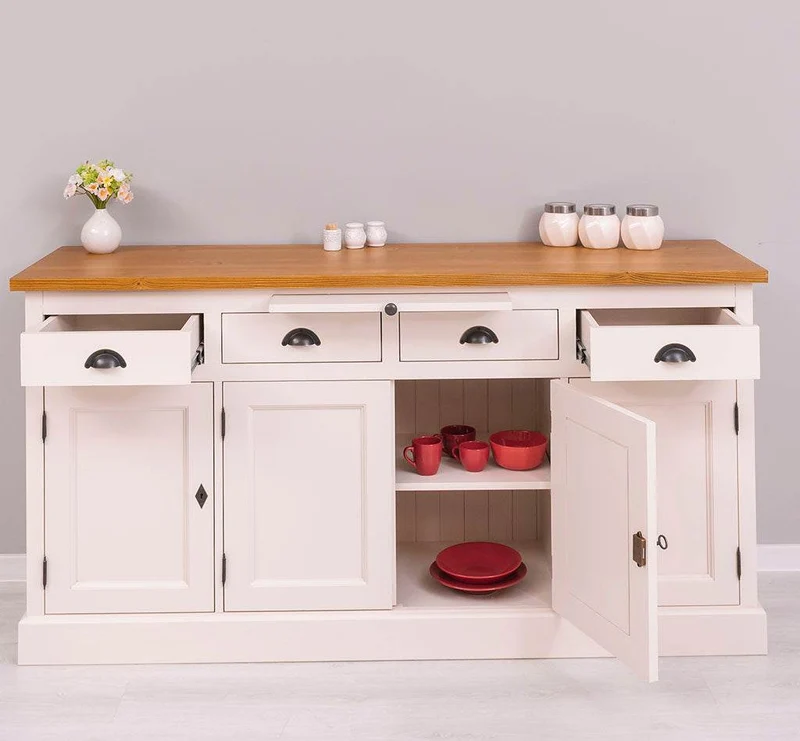 Viertüriges Sideboard aus Massivholz im Landhausstil